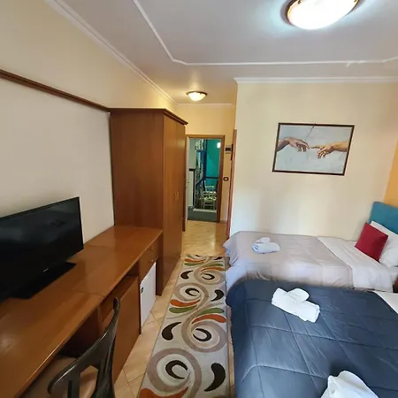 Rooms Hotel *