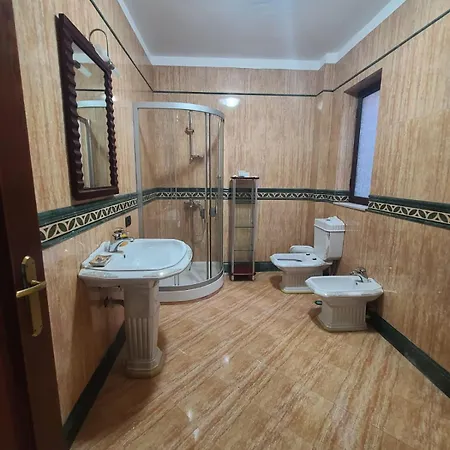Rooms Hotel *