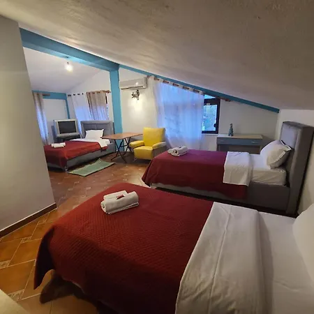 Rooms Hotel *