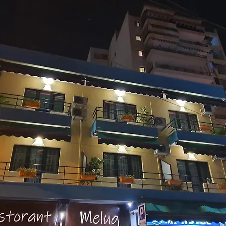 Rooms Hotel *